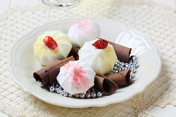 포토 JPG 해외이미지 접시 공 디저트 사탕 사람없음 쿠키 과자 케이크 대접 고명 달콤 은색 냅킨 머랭 해외202004 해외202105 머랭쿠키 해외포토 식기 음식 컬러 맛 파일형식