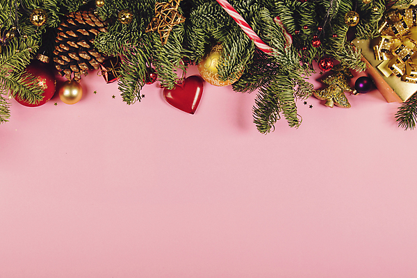 포토 JPG 해외이미지 잎 크리스마스 크리스마스용품 실내 사람없음 선물상자 크리스마스트리 하트 솔방울 지팡이사탕 트리모양 오너먼트 카피스페이스 크리스마스배경 분홍색배경 해외202004 해외포토 모양 식물 기념일 분홍색 백그라운드 크리스마스장식 사탕 선물 내부 상자 공백 용품 파일형식