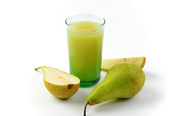 포토 JPG 해외이미지 스튜디오촬영 단면 잔 실내 사람없음 과일주스 흰배경 서양배 해외202004 해외202105 해외포토 식기 백그라운드 과일 내부 주스 흰색 배_과일 파일형식