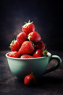 포토 JPG 해외이미지 딸기 검은배경 실내 사람없음 쌓기 찻잔 해외202004 해외포토 백그라운드 과일 모션 잔 내부 검은색 파일형식