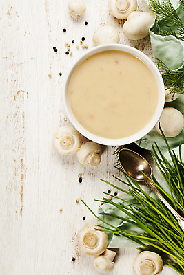 포토 JPG 해외이미지 그릇 실내 사람없음 숟가락 수프 나무바닥 양송이 크림스프 해외202004 해외포토 식기 바닥 수저 내부 버섯 파일형식