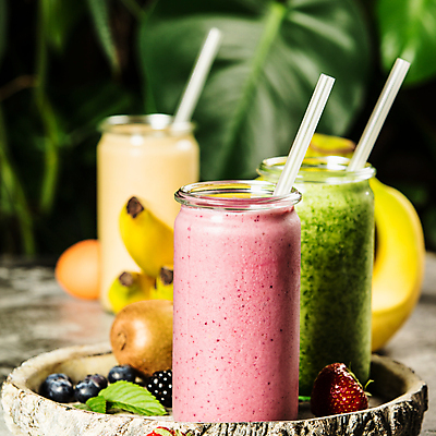 포토 JPG 해외이미지 음료 잔 실내 빨대 사람없음 야채주스 세잔 야채음료 열대잎 바나나스무디 딸기스무디 해외202004 해외포토 식기 잎 3 내부 주스 스무디 파일형식