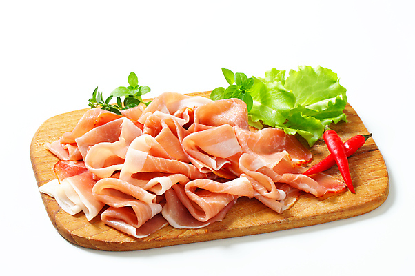 포토 JPG 해외이미지 스튜디오촬영 조각 도마 육류 돼지고기 사람없음 애피타이저 흰배경 햄 생식 스페인요리 얇은 치유 편육 프로슈토 해외202004 해외202105 해외포토 음식 백그라운드 식재료 주방용품 실내 흰색 스페인 파일형식