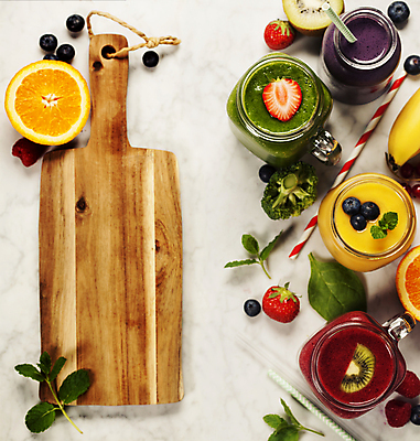 포토 JPG 해외이미지 음료 오렌지 딸기 잔 실내 사람없음 흰배경 블루베리 나무도마 스무디 해외202004 해외포토 식기 백그라운드 과일 도마 내부 목재 흰색 파일형식