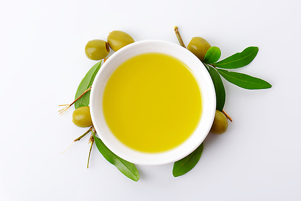 포토 JPG 해외이미지 스튜디오촬영 그릇 실내 사람없음 하이앵글 올리브오일 흰배경 올리브 담기 올리브잎 해외202004 해외202105 해외포토 식기 열매 뷰포인트 백그라운드 잎 모션 내부 흰색 기름_음식 파일형식
