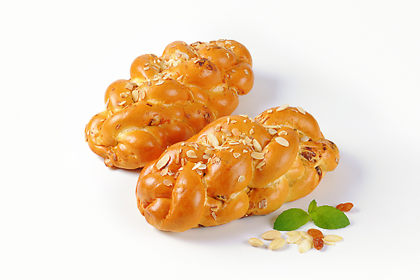 포토 JPG 해외이미지 음식 빵 사람없음 신선 구부린 굽기 흰배경 아몬드 덩어리 건포도 엮은 이스트 핸드메이드 해외202004 해외202105 해외포토 백그라운드 모션 포도 견과류 흰색 구이 건과일 파일형식