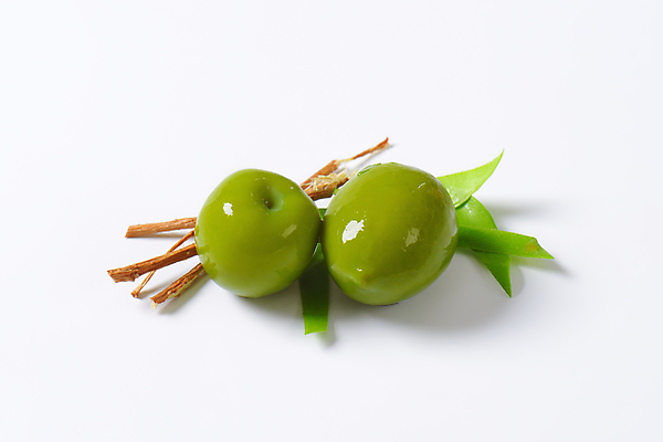 포토 JPG 해외이미지 스튜디오촬영 실내 사람없음 흰배경 올리브 올리브잎 올리브절임 해외202004 해외202105 해외포토 열매 백그라운드 잎 내부 흰색 절임 파일형식