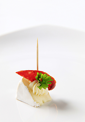 포토 JPG 해외이미지 스튜디오촬영 음식 조각 치즈 유제품 사람없음 껍질 흰색 막대기 버터 곰팡이 살라미 입가심 해외202004 해외202105 해외포토 컬러 실내 파일형식