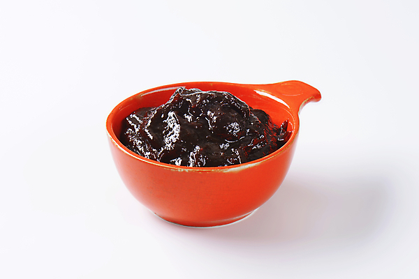 포토 JPG 해외이미지 스튜디오촬영 그릇 실내 사람없음 흰배경 자두 과일잼 해외202004 해외202105 해외포토 식기 백그라운드 과일 내부 흰색 잼 파일형식