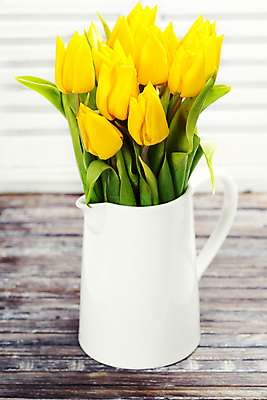 포토 JPG 해외이미지 꽃다발 실내 사람없음 꽃병 튤립 나무탁자 해외202004 해외포토 꽃 탁자 내부 파일형식