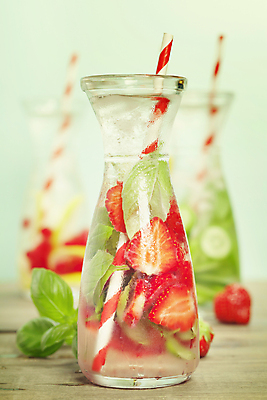 포토 JPG 해외이미지 음료 딸기 유리병 빨대 사람없음 아웃포커스 물 디톡스 초록배경 해외202004 해외포토 자연요소 백그라운드 과일 병_용기 촬영기법 건강 초록색 파일형식