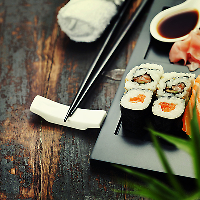 포토 JPG 해외이미지 스튜디오촬영 접시 젓가락 실내 사람없음 숟가락 간장 롤스시 해외202004 해외포토 식기 수저 내부 초밥 양념 일본음식 파일형식