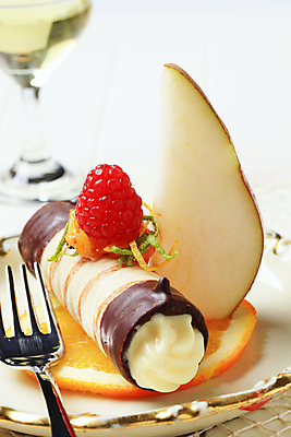 포토 JPG 해외이미지 접시 음식 오렌지 과일 디저트 사람없음 쿠키 과자 대접 신선 달콤 가득함 크림 롤 산딸기 튜브 커스터드 해외202004 해외202105 해외포토 식기 맛 파일형식