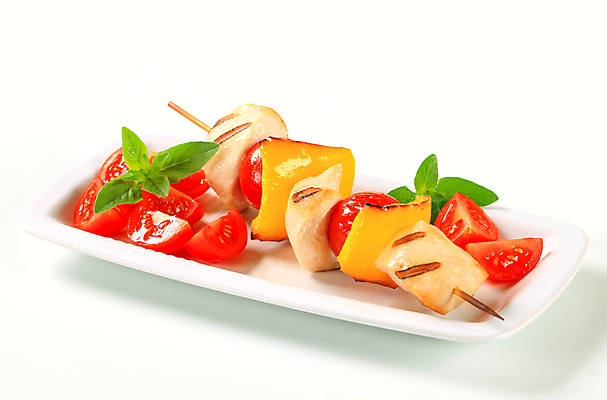 포토 JPG 해외이미지 접시 방울토마토 고추 실내 사람없음 닭고기 흰배경 꼬치요리 닭꼬치 해외202004 해외202105 해외포토 식기 백그라운드 토마토 채소 육류 요리 내부 흰색 꼬치 파일형식