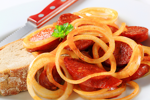 포토 JPG 해외이미지 음식 빵 조각 양파 건조 육류 돼지고기 요리 사람없음 소고기 소시지 정크푸드 굽기 묘사 매움 브런치 훈제 점심식사 치유 페퍼로니 해로움 해외202004 해외202105 해외포토 컨셉 채소 식재료 식사 가공식품 맛 구이 파일형식