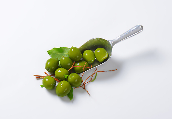 포토 JPG 해외이미지 스튜디오촬영 실내 사람없음 나뭇가지 흰배경 올리브 스쿱 올리브잎 올리브절임 해외202004 해외202105 해외포토 나무 열매 백그라운드 잎 내부 흰색 절임 파일형식