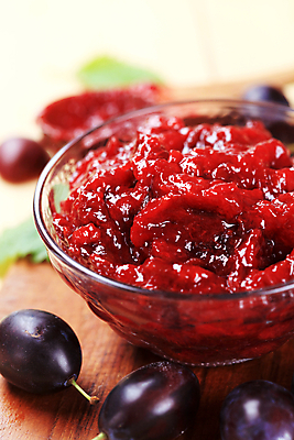 포토 JPG 해외이미지 실내 근접촬영 사람없음 아웃포커스 유리그릇 과일잼 서양자두 해외202004 해외202105 해외포토 그릇 뷰포인트 유리 촬영기법 내부 잼 파일형식