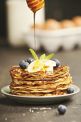 포토 JPG 해외이미지 접시 바나나 실내 사람없음 아웃포커스 흐름 달콤 민트 블루베리 슬라이스 꿀 허니디퍼 크레이프 해외202004 해외포토 식기 컨셉 과일 디저트 촬영기법 내부 도구 맛 허브 파일형식