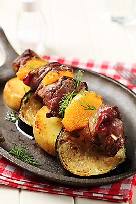 포토 JPG 해외이미지 가지 감자 실내 사람없음 아웃포커스 소고기 프라이팬 흰배경 꼬치요리 해외202004 해외202105 해외포토 백그라운드 채소 주방용품 촬영기법 육류 요리 내부 흰색 꼬치 파일형식