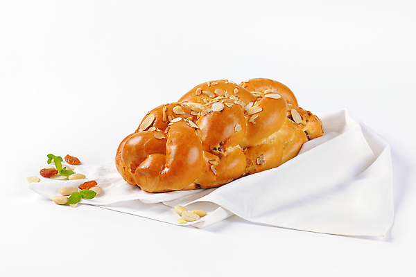 포토 JPG 해외이미지 음식 빵 사람없음 신선 구부린 굽기 흰배경 아몬드 덩어리 건포도 엮은 이스트 핸드메이드 해외202004 해외202105 해외포토 백그라운드 모션 포도 견과류 흰색 구이 건과일 파일형식