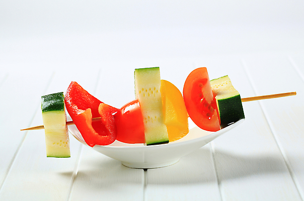 포토 JPG 해외이미지 접시 방울토마토 파프리카 실내 사람없음 꼬치 흰배경 애호박 해외202004 해외202105 해외포토 식기 백그라운드 토마토 채소 호박 내부 흰색 파일형식