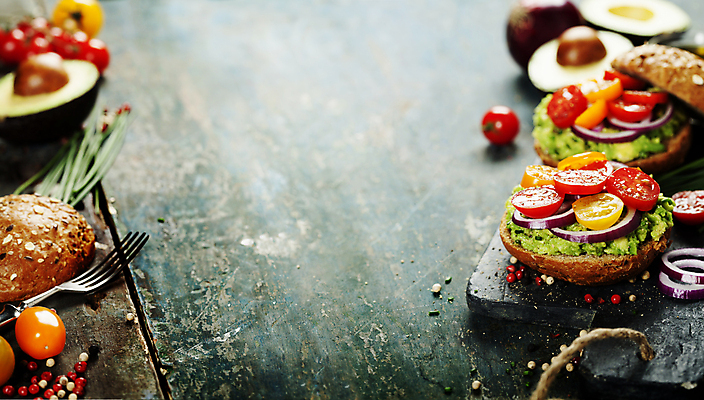 포토 JPG 해외이미지 빵 포크 방울토마토 샌드위치 사람없음 아웃포커스 나무바닥 아보카도 나무도마 적양파 통후추 카피스페이스 해외202004 해외포토 식기 음식 토마토 과일 양파 바닥 도마 촬영기법 목재 공백 후추 파일형식