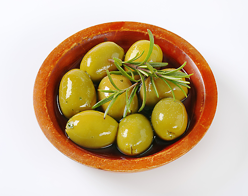 포토 JPG 해외이미지 스튜디오촬영 실내 사람없음 흰배경 올리브 담기 로즈메리 나무그릇 올리브절임 해외202004 해외202105 해외포토 그릇 열매 백그라운드 모션 내부 목재 흰색 허브 절임 파일형식