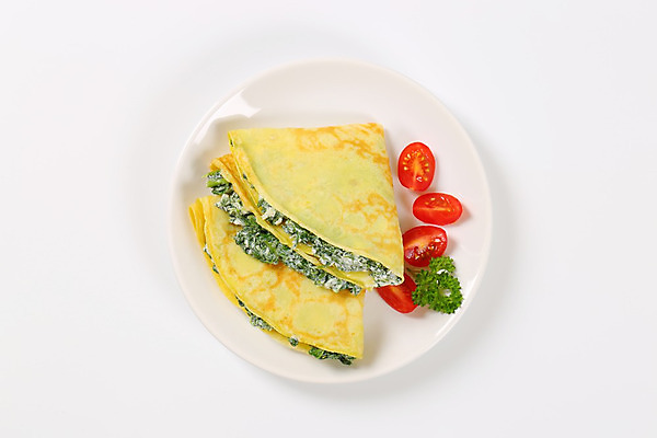 포토 JPG 해외이미지 접시 방울토마토 실내 사람없음 하이앵글 흰배경 시금치 크레이프 리코타치즈 해외202004 해외202105 해외포토 식기 뷰포인트 백그라운드 토마토 채소 디저트 치즈 내부 흰색 파일형식