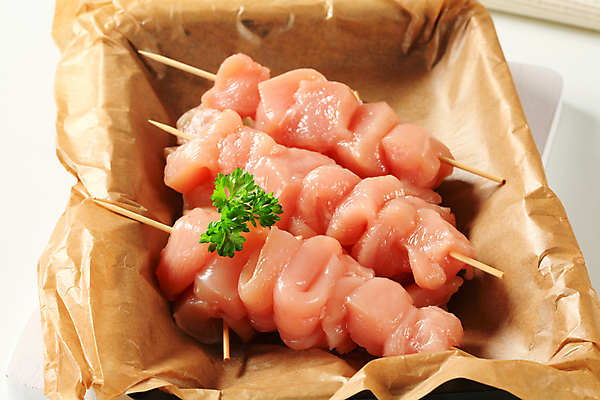 포토 JPG 해외이미지 접시 실내 파슬리 생고기 사람없음 닭고기 흰배경 꼬치요리 닭꼬치 종이호일 해외202004 해외202105 해외포토 식기 백그라운드 채소 육류 요리 내부 흰색 꼬치 파일형식