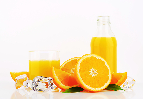 포토 JPG 해외이미지 스튜디오촬영 오렌지 유리병 잔 실내 사람없음 얼음 오렌지주스 흰배경 해외202004 해외202105 해외포토 자연요소 식기 백그라운드 과일 병_용기 내부 흰색 과일주스 파일형식