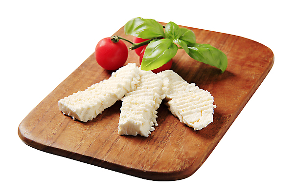 포토 JPG 해외이미지 조각 토마토 치즈 유제품 도마 사람없음 흰색 신선 자르기 흰배경 바질 페타치즈 해외202004 해외202105 해외포토 컬러 백그라운드 채소 모션 주방용품 파일형식