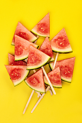 포토 JPG 해외이미지 수박 실내 사람없음 나무막대기 노란배경 수박조각 해외202004 해외포토 조각 백그라운드 과일 내부 노란색 막대기 파일형식
