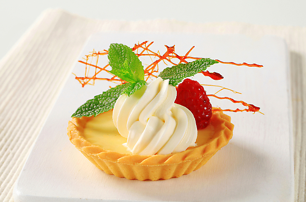 포토 JPG 해외이미지 열매 음식 과일 디저트 도마 사람없음 과자 케이크 껍질 흰색 신선 달콤 굽기 민트 크림 산딸기 토핑 레시피 칼로리 푸딩 충동구매 바닐라 커스터드 타르트 페스츄리 휘핑크림 캐러멜 맛있는 해외202004 해외202105 해외포토 식물 빵 컬러 주방용품 쇼핑 맛 구이 허브 파이_빵 과소비 휘핑 파일형식