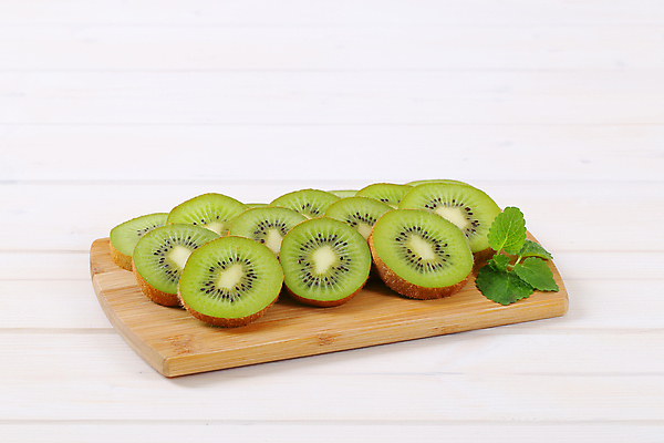 포토 JPG 해외이미지 스튜디오촬영 음식 조각 과일 부분 디저트 도마 건강 키위 씨앗 사람없음 목재 초록색 샐러드 신선 그룹 자르기 흰배경 유기농 내추럴 숙성 얇은 이국적 해외202004 해외202105 해외포토 나무 식물 웰빙 컬러 백그라운드 재료 모션 주방용품 실내 흰색 파일형식