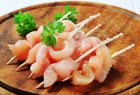 포토 JPG 해외이미지 실내 파슬리 생고기 근접촬영 사람없음 닭고기 신선 꼬치 날것 나무받침 닭꼬치 생닭 음식준비 해외202004 해외202105 해외포토 뷰포인트 채소 육류 내부 목재 닭 받침대 준비 파일형식