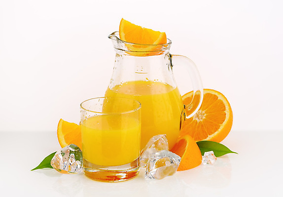 포토 JPG 해외이미지 스튜디오촬영 오렌지 유리병 잔 실내 사람없음 얼음 오렌지주스 흰배경 해외202004 해외202105 해외포토 자연요소 식기 백그라운드 과일 병_용기 내부 흰색 과일주스 파일형식