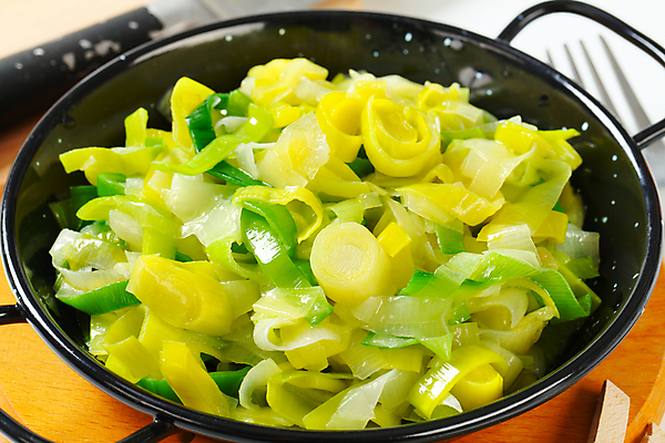 포토 JPG 해외이미지 스튜디오촬영 음식 채소 재료 주방용품 도마 건강 사람없음 목재 검은색 원형 유기농 슬라이스 부추 흙더미 음식준비 개조 해외202004 해외202105 해외포토 도형 나무 웰빙 컬러 생활용품 실내 흙 준비 파일형식 더미