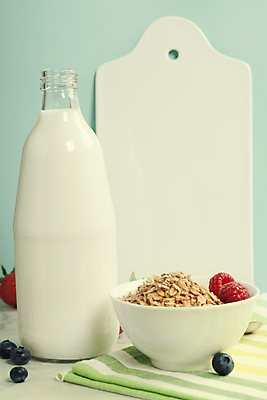 포토 JPG 해외이미지 그릇 딸기 유리병 도마 도마_주방용품 건강 사람없음 우유 시리얼 유기농 파란배경 블루베리 산딸기 칼슘 해외202004 해외포토 식기 웰빙 음식 백그라운드 과일 주방용품 병_용기 유제품 파란색 파일형식