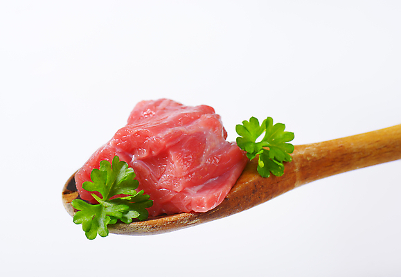 포토 JPG 해외이미지 실내 파슬리 생고기 사람없음 소고기 흰배경 나무숟가락 해외202004 해외202105 해외포토 백그라운드 채소 육류 내부 숟가락 흰색 파일형식