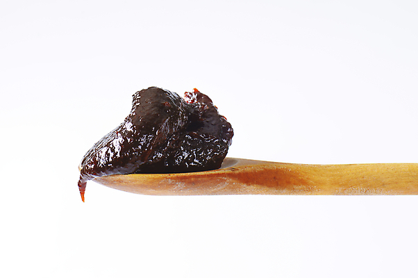 포토 JPG 해외이미지 스튜디오촬영 실내 사람없음 흰배경 자두 나무숟가락 과일잼 해외202004 해외202105 해외포토 백그라운드 과일 내부 숟가락 흰색 잼 파일형식