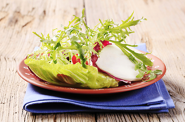 포토 JPG 해외이미지 접시 음식 조각 반찬 건강 사람없음 목재 파란색 빛 식사 샐러드 추위 시골 신선 상추 유기농 냅킨 날것 반주 채식주의자 치커리 콜라비 비건 해외202004 해외202105 해외포토 나무 식기 웰빙 컬러 채소 재료 채식 파일형식