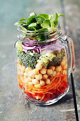 포토 해외이미지 유리병 실내 사람없음 당근 샐러드 브로콜리 담기 채식 나무바닥 건강식 다이어트음식 병아리콩 어린잎 적양파 비건 해외202004 해외포토 음식 잎 다이어트 채소 모션 양파 병_용기 콩 바닥 뿌리채소 내부 채식주의자 파일형식