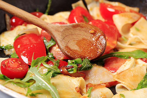 포토 JPG 해외이미지 음식 조각 토마토 파스타 사람없음 샐러드 프라이팬 묘사 나무숟가락 라자냐 루꼴라 음식준비 해외202004 해외202105 해외포토 채소 주방용품 서양음식 숟가락 이탈리아음식 준비 파일형식