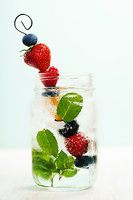 포토 JPG 해외이미지 음료 딸기 유리병 사람없음 물 꼬치 파란배경 산딸기 블랙베리 과일꼬치 디톡스 해외202004 해외포토 자연요소 백그라운드 과일 병_용기 건강 파란색 파일형식