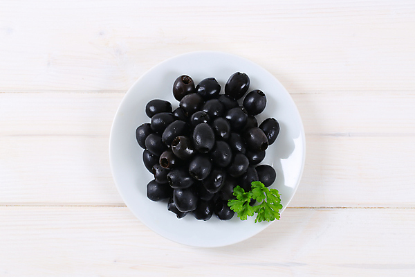 포토 JPG 해외이미지 스튜디오촬영 접시 실내 파슬리 사람없음 하이앵글 흰배경 올리브 담기 올리브절임 해외202004 해외202105 해외포토 식기 열매 뷰포인트 백그라운드 채소 모션 내부 흰색 절임 파일형식