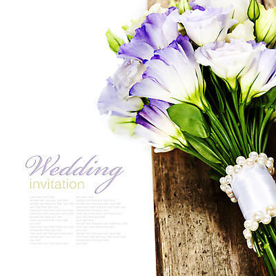 포토 JPG 해외이미지 부케 실내 타이포그라피 사람없음 흰배경 나무받침 리시안셔스 카피스페이스 해외202004 해외포토 문자 꽃다발 백그라운드 내부 목재 공백 흰색 받침대 파일형식