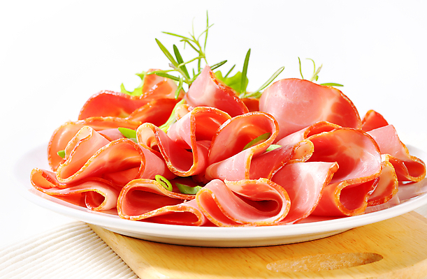 포토 JPG 해외이미지 스튜디오촬영 접시 음식 조각 토마토 도마 육류 돼지고기 사람없음 애피타이저 배열 햄 파 로즈메리 훈제 얇은 편육 해외202004 해외202105 해외포토 식기 채소 식재료 주방용품 실내 허브 파일형식