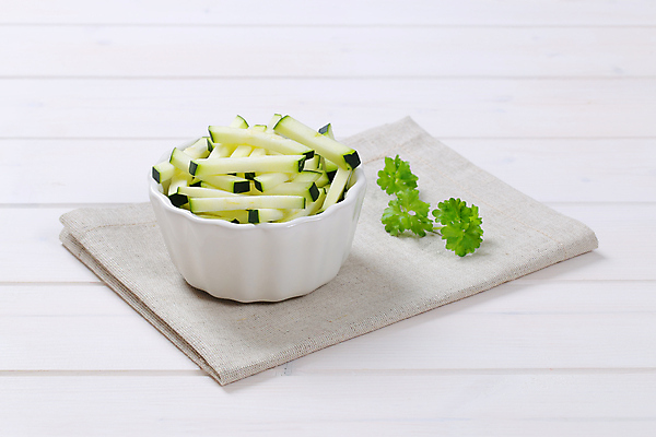 포토 JPG 해외이미지 스튜디오촬영 음식 채소 재료 호박 건강 사람없음 초록색 쌓기 튀김 흰색 신선 사발 자르기 가득함 받침대 유기농 날것 국산 스쿼시 흙더미 내추럴 숙성 얇은 접기 주키니 주키니호박 개조 해외202004 해외202105 해외포토 웰빙 스포츠 컬러 모션 실내 구기 흙 사기그릇 파일형식 더미