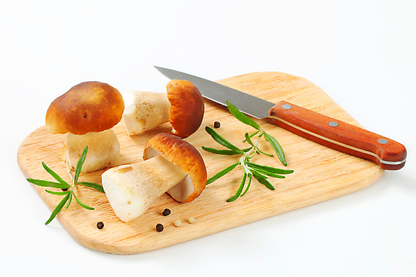 포토 JPG 해외이미지 스튜디오촬영 식재료 실내 사람없음 버섯 흰배경 식칼 로즈메리 그물버섯 나무도마 통후추 해외202004 해외202105 해외포토 백그라운드 주방용품 도마 내부 목재 흰색 허브 후추 파일형식