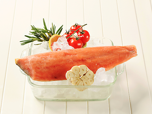 포토 JPG 해외이미지 접시 음식 토마토 채소 유리 건강 마늘 어류 사람없음 냉동 얼음 신선 레몬 날것 정사각형 연어 성분 로즈메리 송어 해외202004 해외202105 송어회 해외포토 자연요소 도형 식기 과일 재질 수중동물 생선회 허브 파일형식